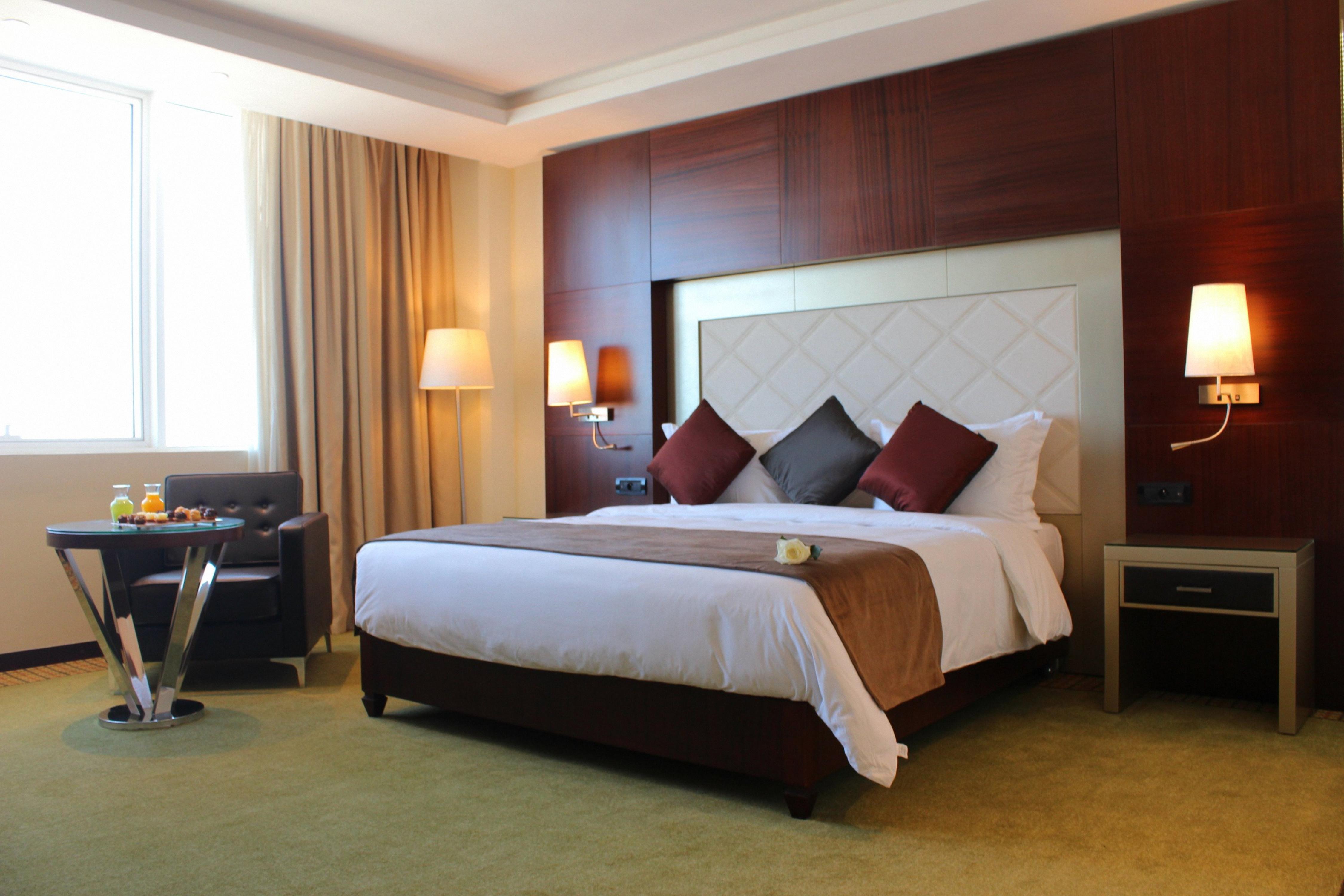 Grand Mogador City Center Casablanca Kültér fotó A bedroom at the hotel