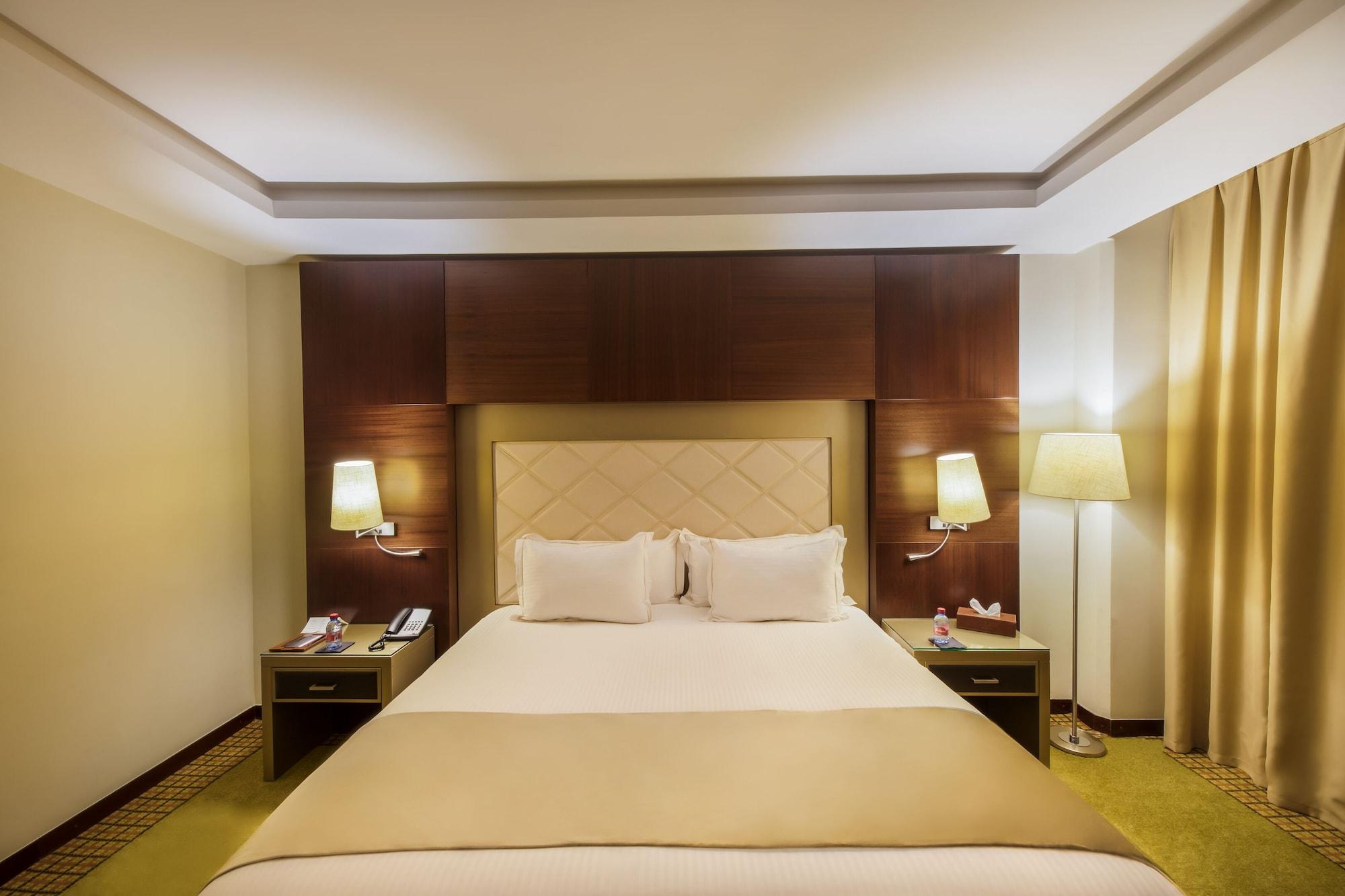 Grand Mogador City Center Casablanca Kültér fotó A bedroom at the hotel