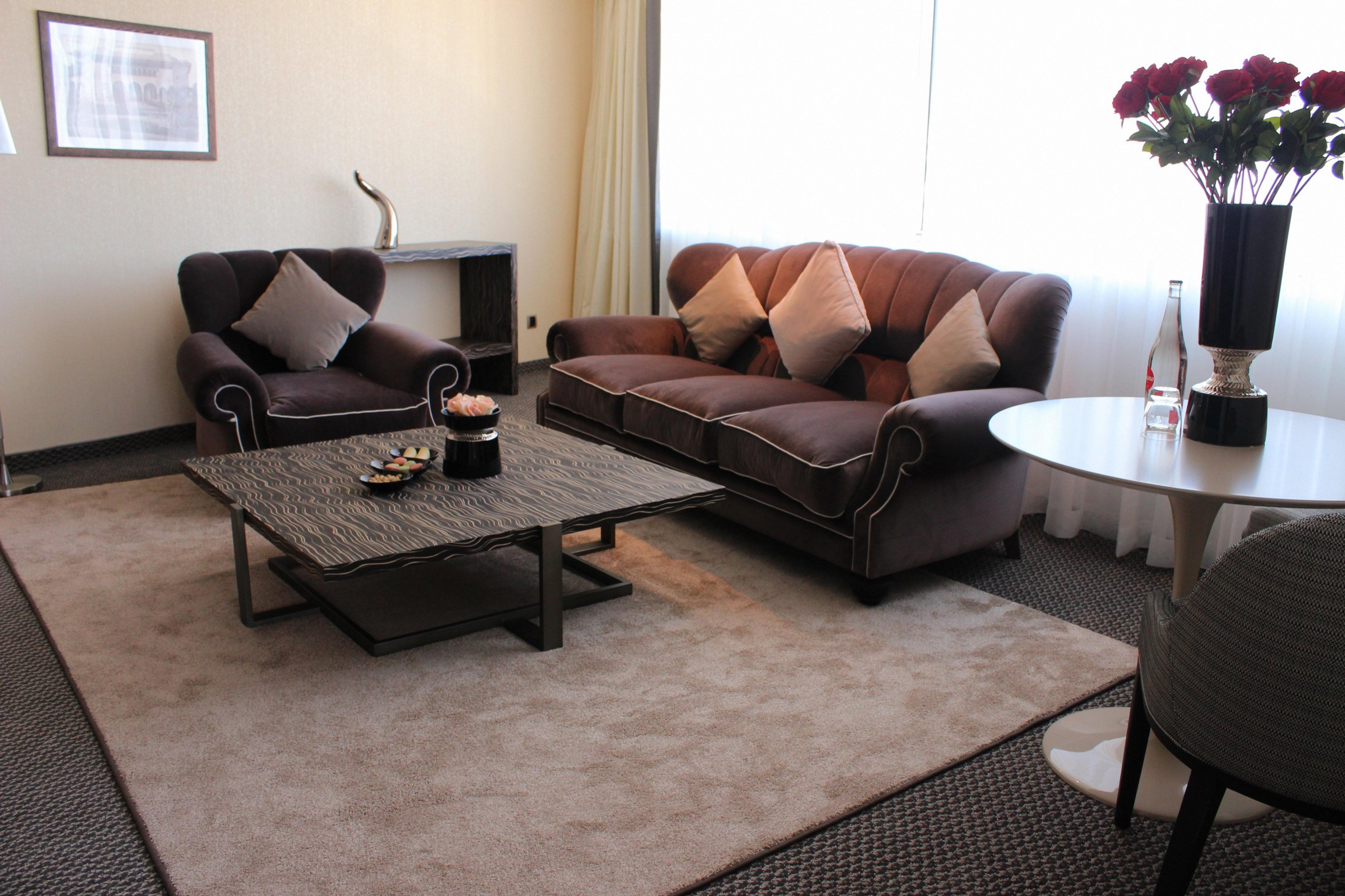 Grand Mogador City Center Casablanca Kültér fotó A living room in a hotel