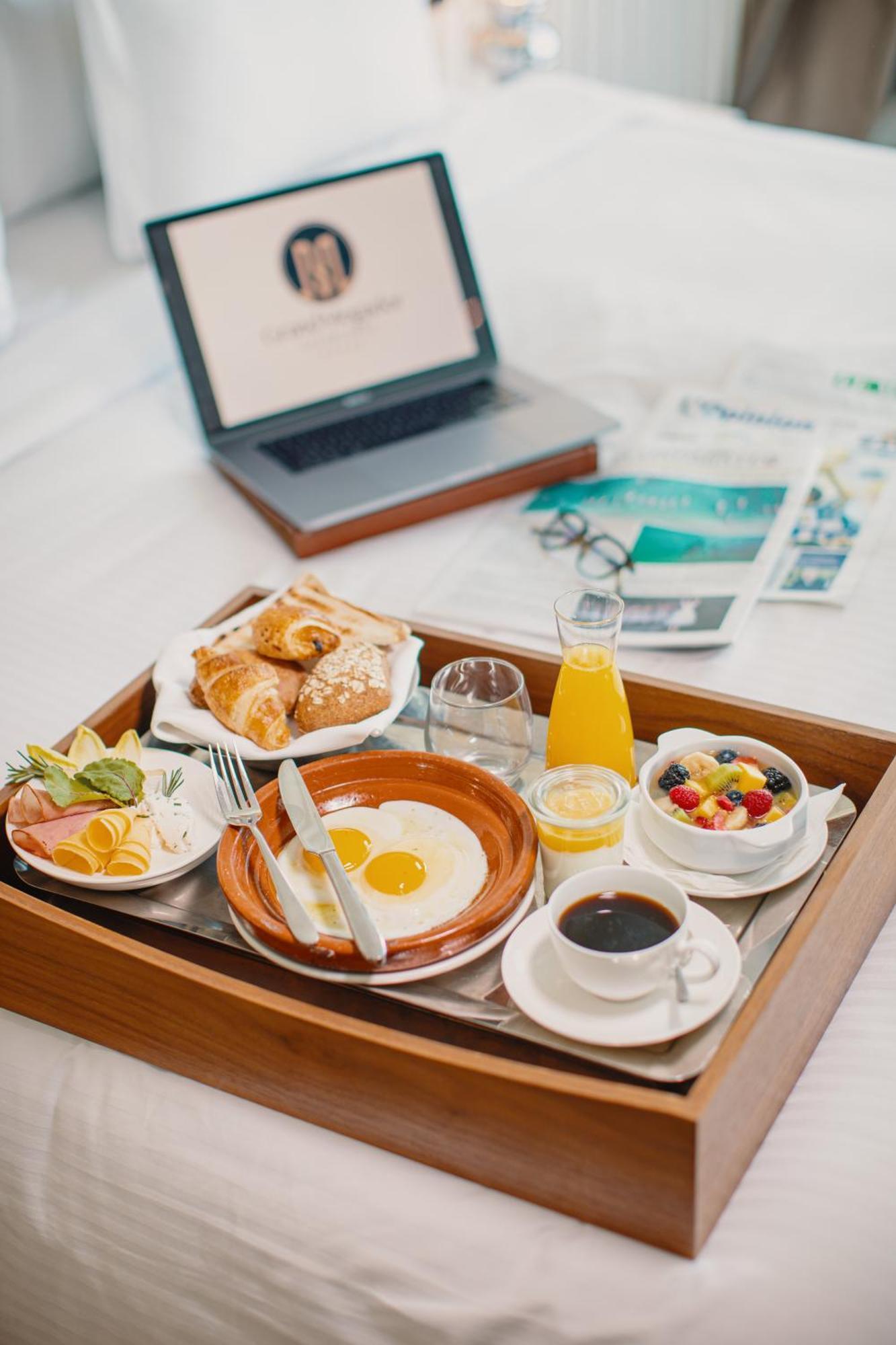 Grand Mogador City Center Casablanca Kültér fotó Room service