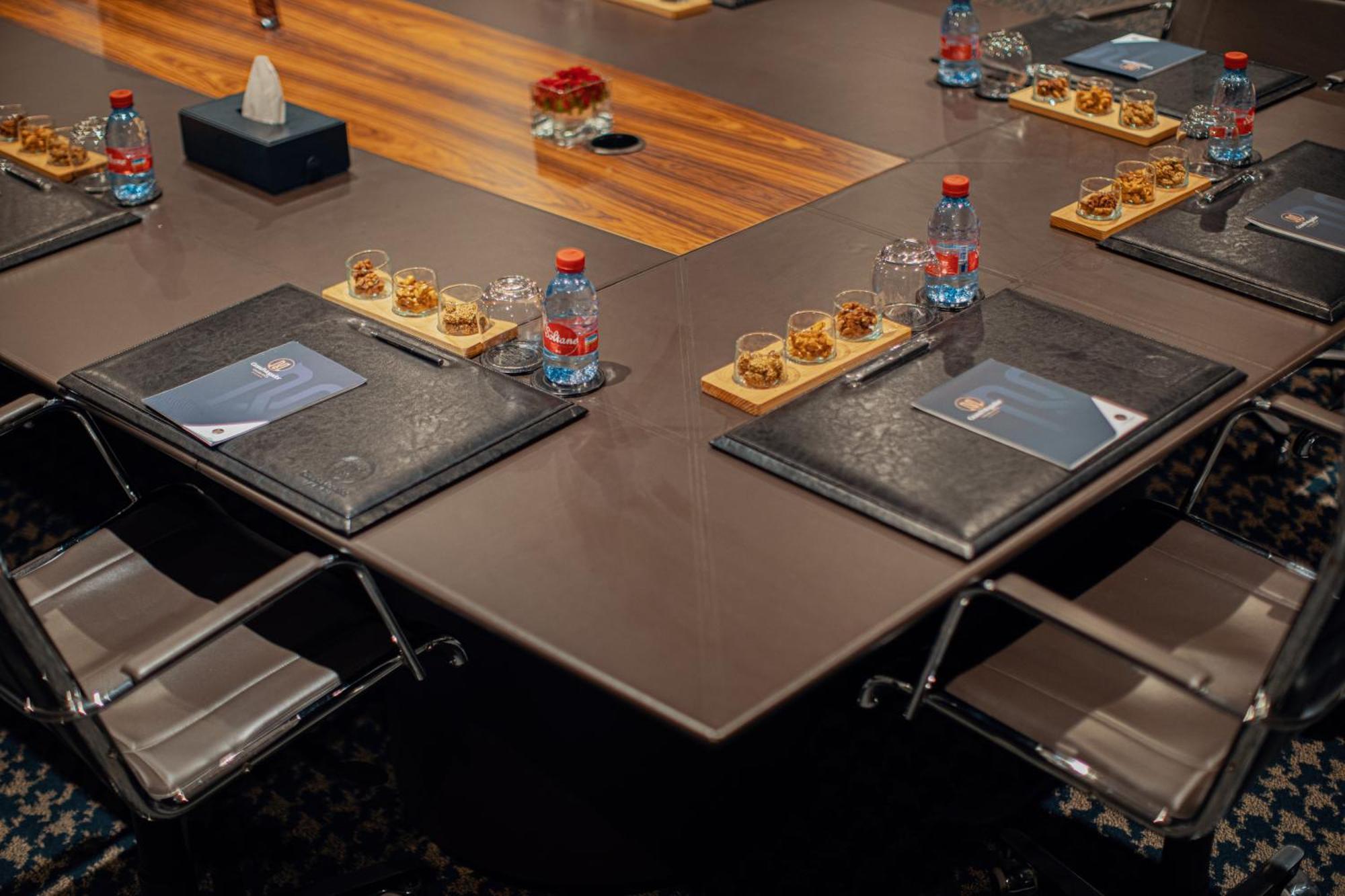 Grand Mogador City Center Casablanca Kültér fotó Meeting room at the hotel