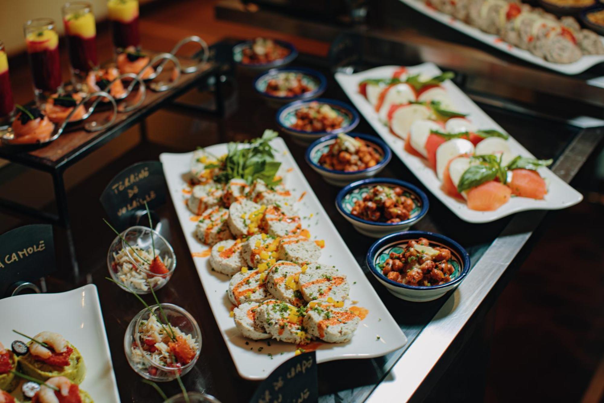 Grand Mogador City Center Casablanca Kültér fotó Sushi at a buffet
