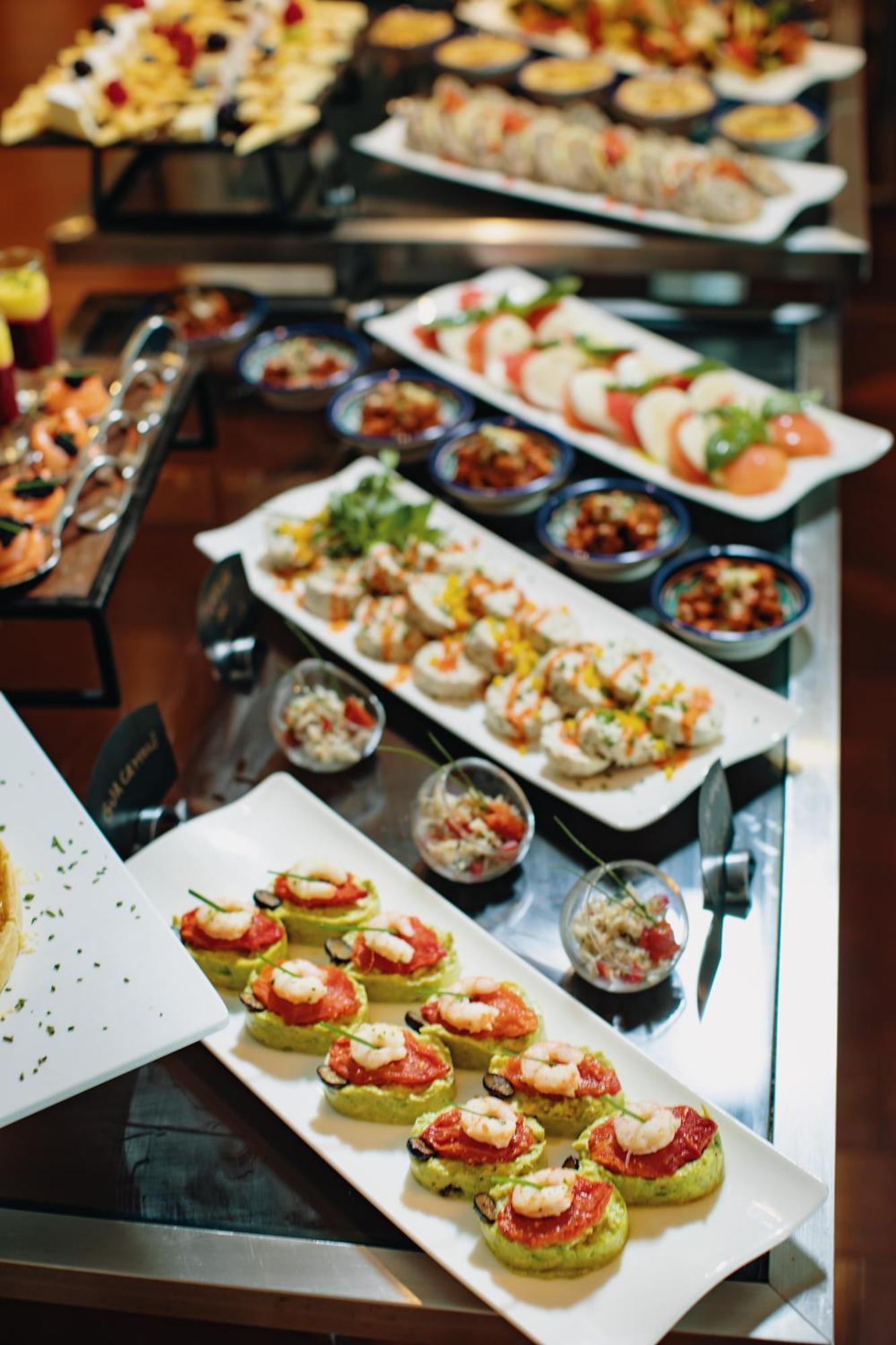 Grand Mogador City Center Casablanca Kültér fotó A buffet of various salads