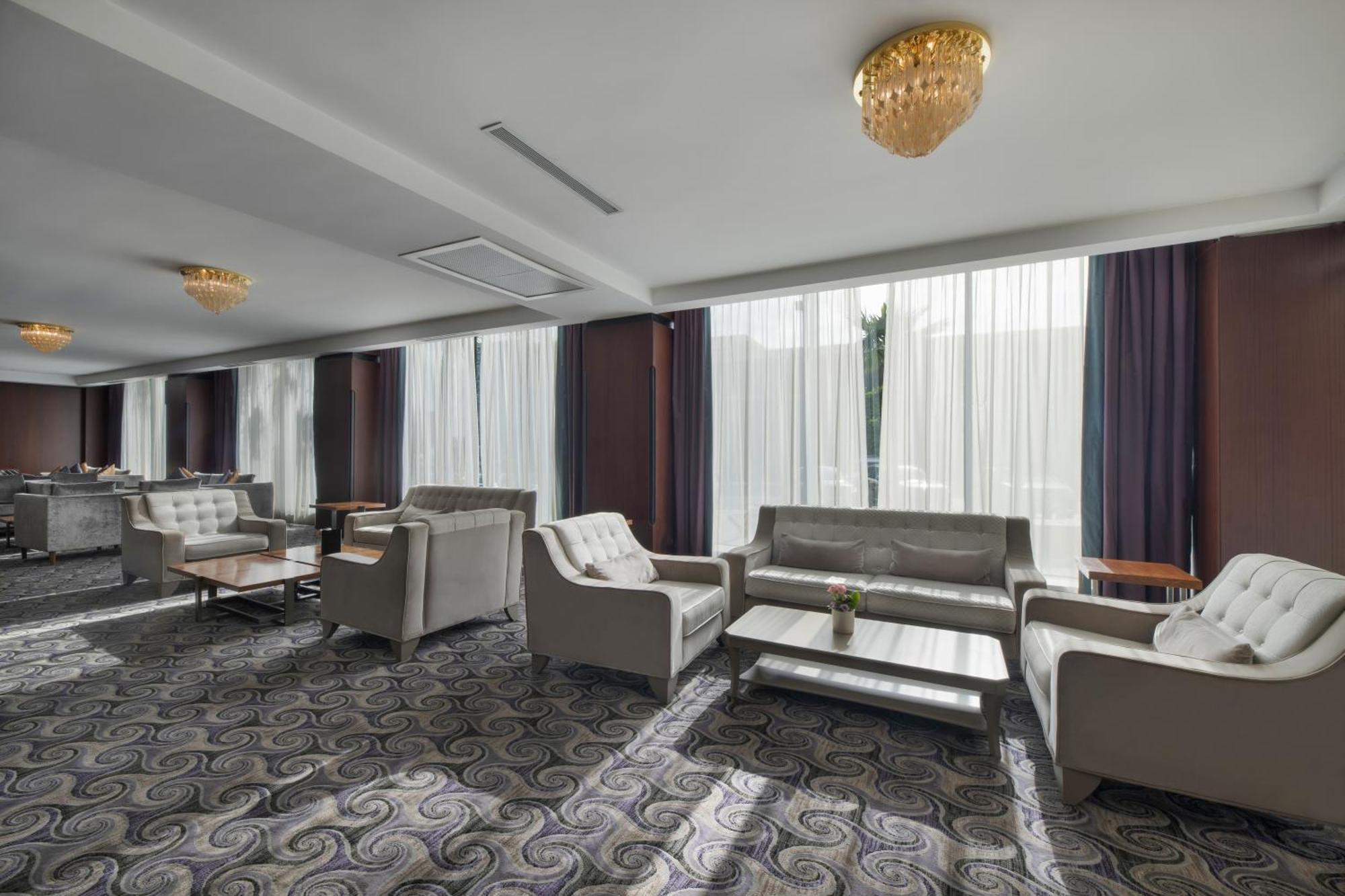 Grand Mogador City Center Casablanca Kültér fotó The lounge at the airport