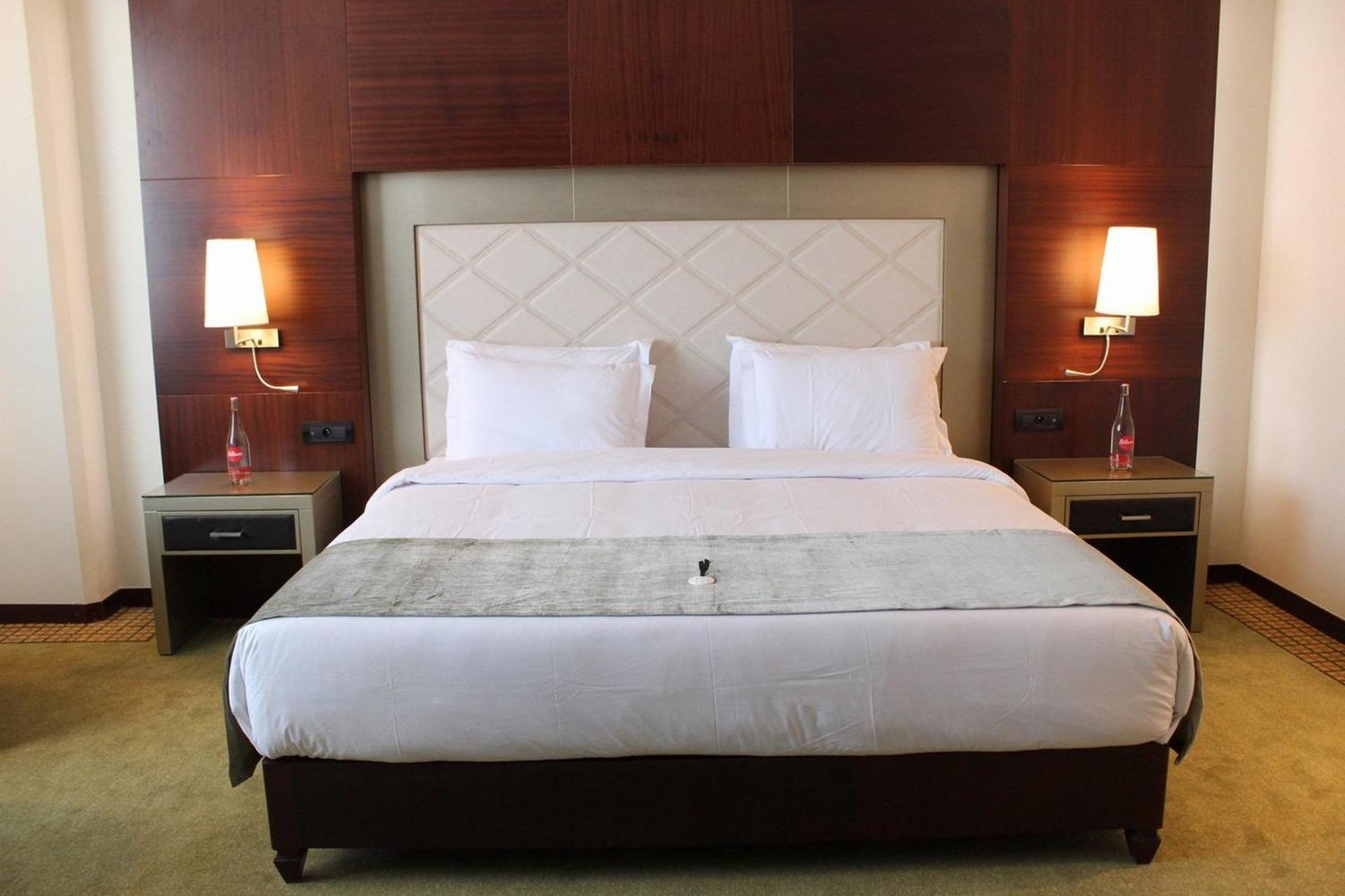 Grand Mogador City Center Casablanca Kültér fotó A bedroom at the hotel