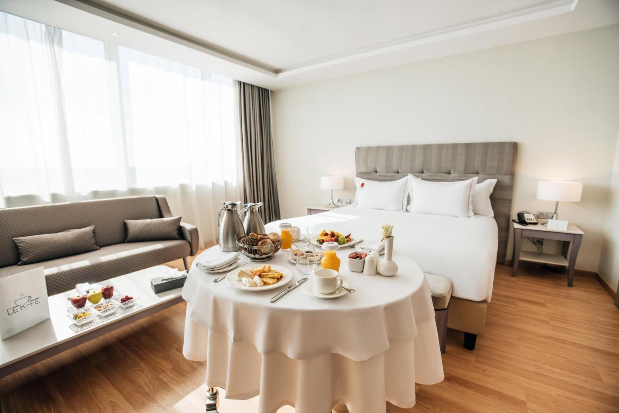 Grand Mogador City Center Casablanca Kültér fotó A room at the hotel