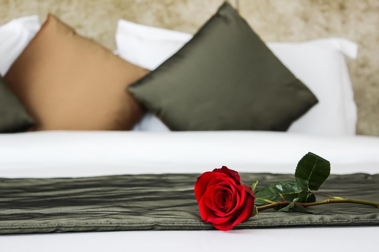 Grand Mogador City Center Casablanca Kültér fotó A rose on a bed