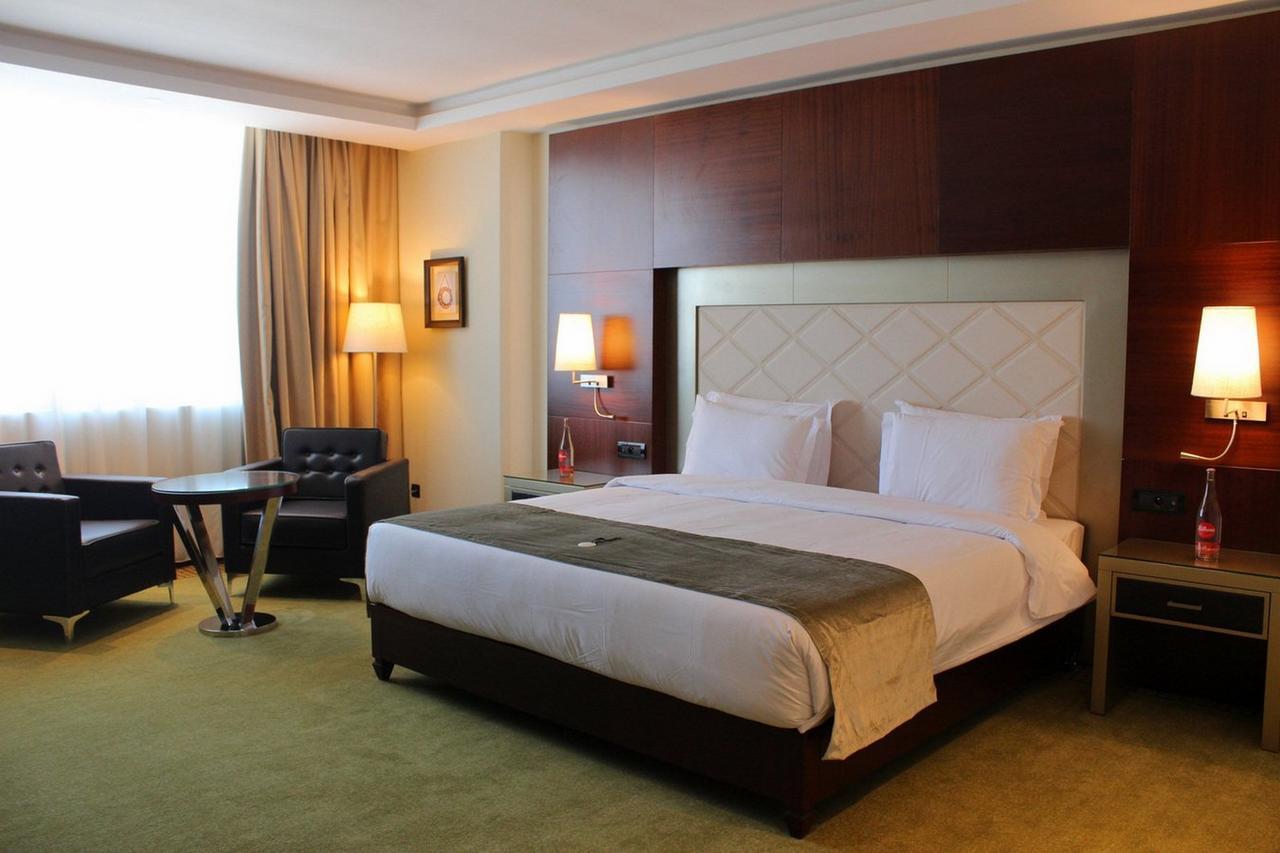 Grand Mogador City Center Casablanca Kültér fotó A room at the hotel
