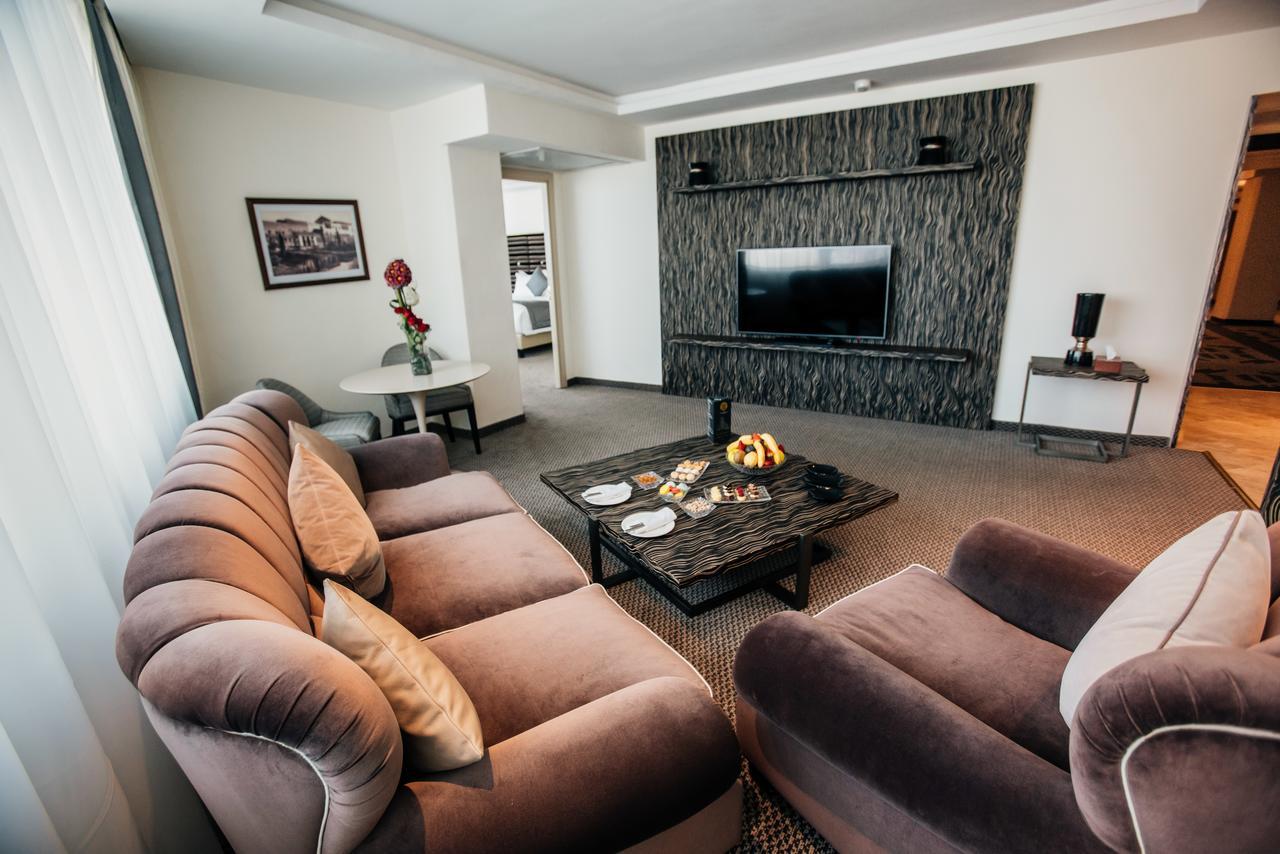 Grand Mogador City Center Casablanca Kültér fotó A living room in a hotel
